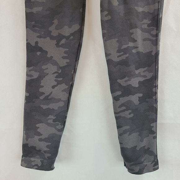 SPANX Cropped Look At Me Now Seamless Leggings Women's (S) Sage Camo - Picture 3 of 8